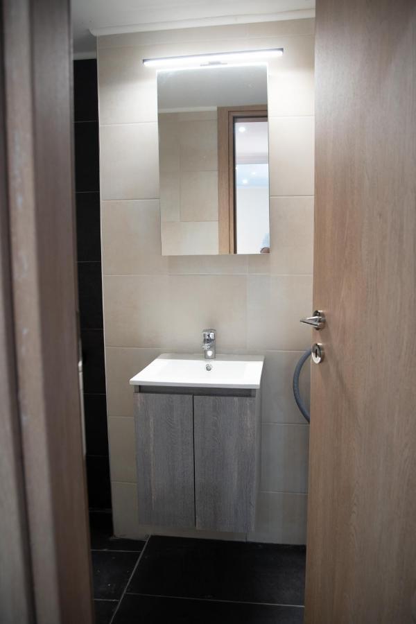 Modern Apartment Downtown アテネ エクステリア 写真